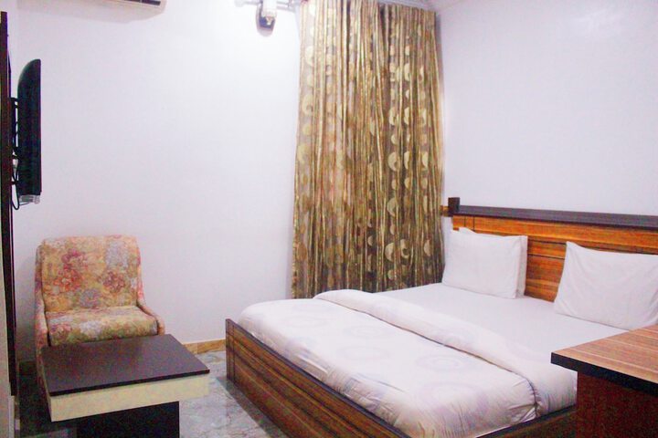 Room 3 of 38