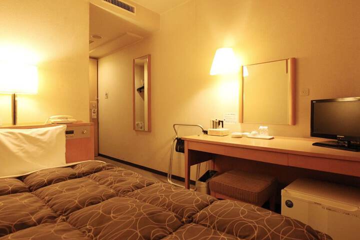 Room 10 of 32