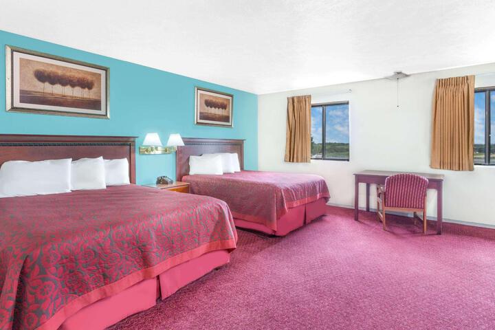 1 Queen Bed (8 of 21)