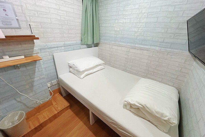 Room 14 of 18