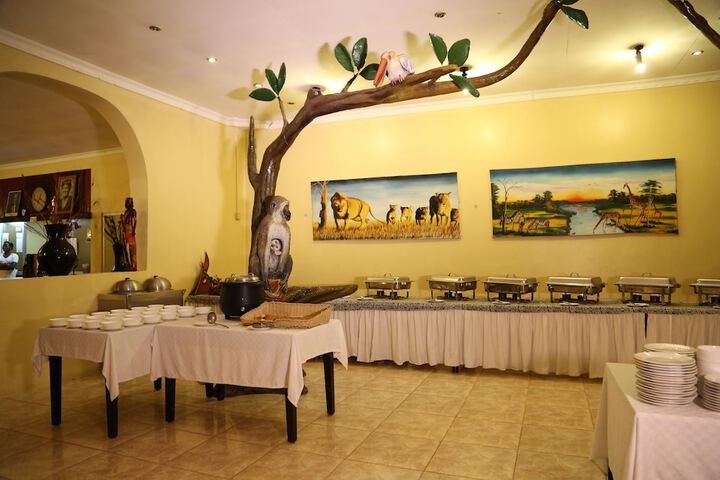 Dining 12 of 16