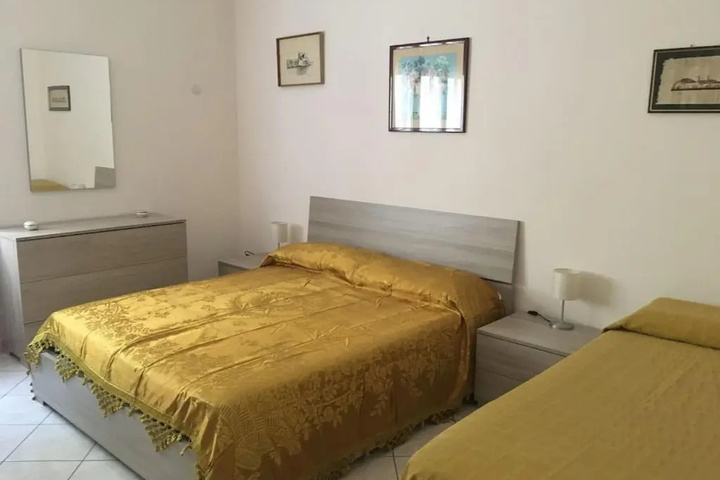Room 2 of 10