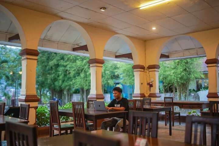 Dining 5 of 9
