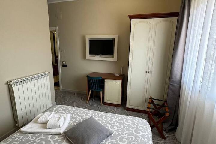 Room 11 of 32
