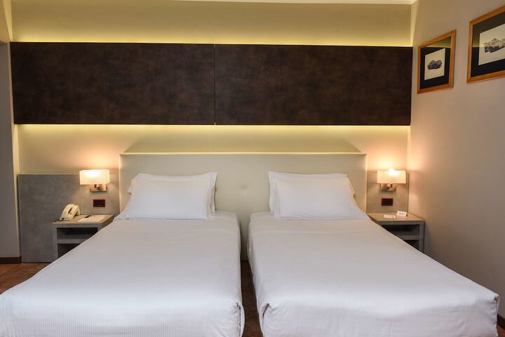 Room 21 of 100