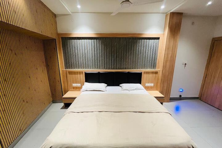 Room 6 of 8