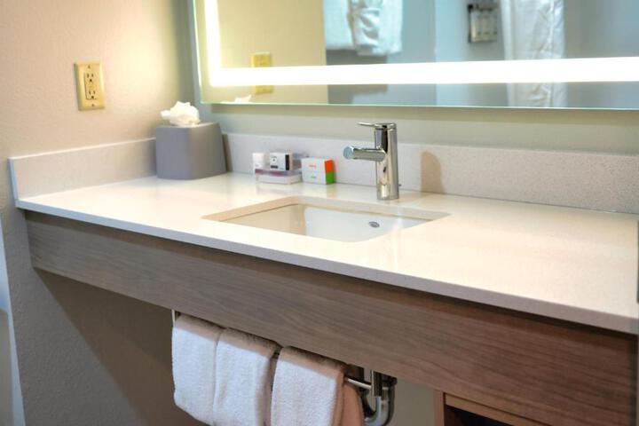 Specialty King Bed (6 of 14)