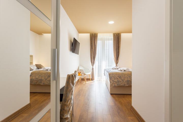 Room 4 of 33
