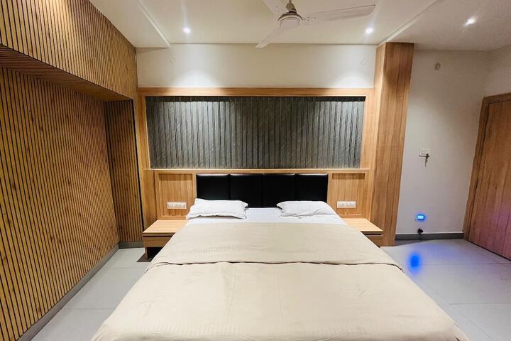 Room 5 of 8
