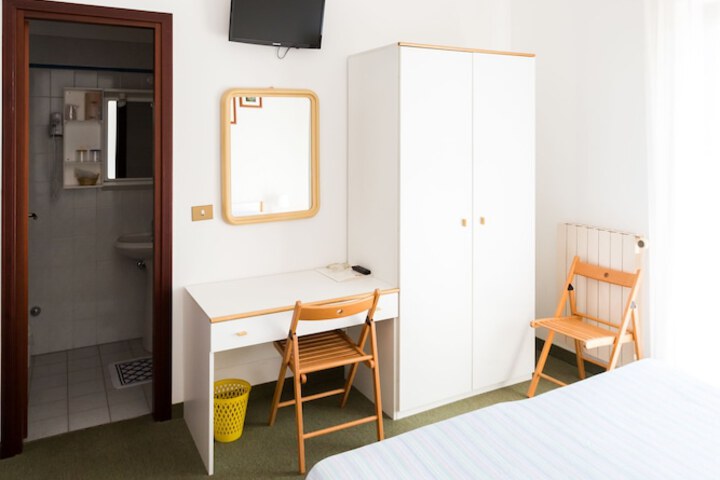 Room 4 of 20