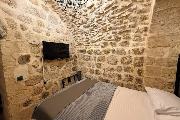 Room 2 of 95