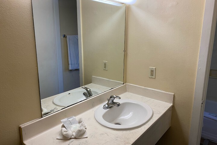 Room 4 of 7