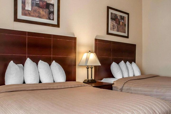 2 Queen Beds (5 of 11)