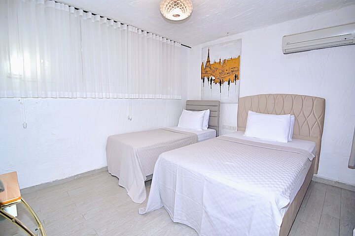 Room 5 of 98