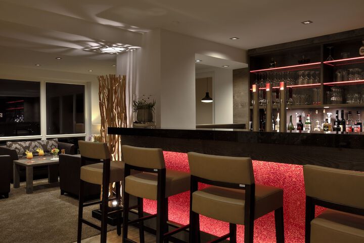Lounge 31 of 48