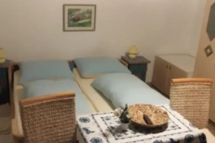 Room 6 of 18