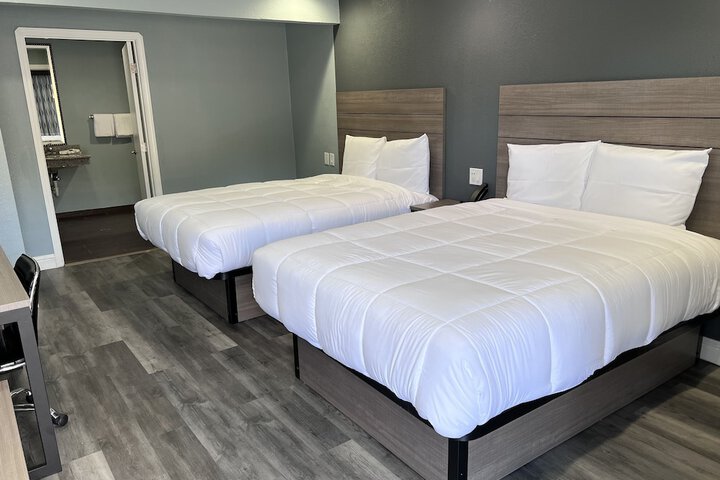 1 Queen Bed (22 of 30)
