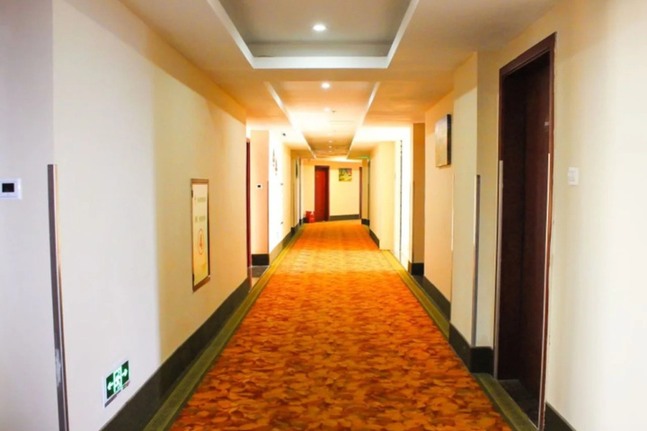 Room 10 of 16