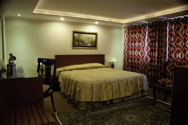 Room 9 of 28