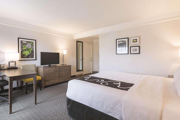 1 King Bed (1 of 14)