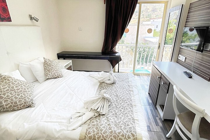 Room 28 of 65