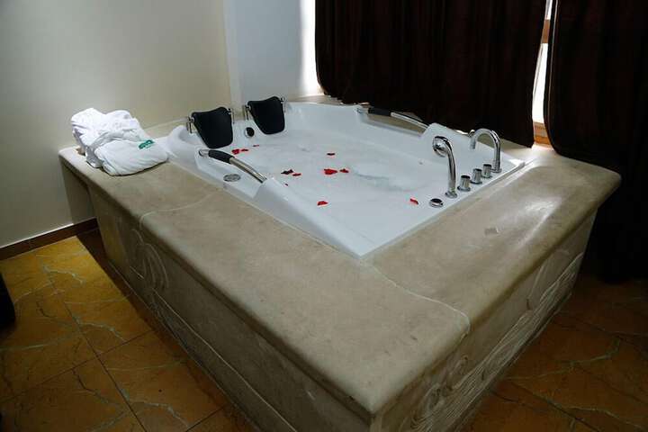 Room 14 of 28