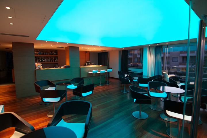 Lounge 34 of 49