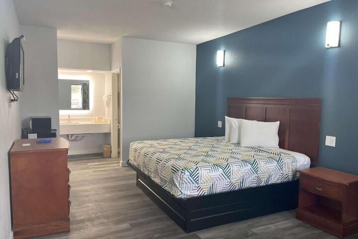 Deluxe Room 1 King Bed Refrigerator, Microwave (7 of 13)