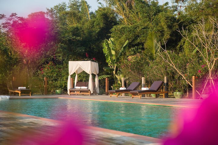 Hotel with Pool