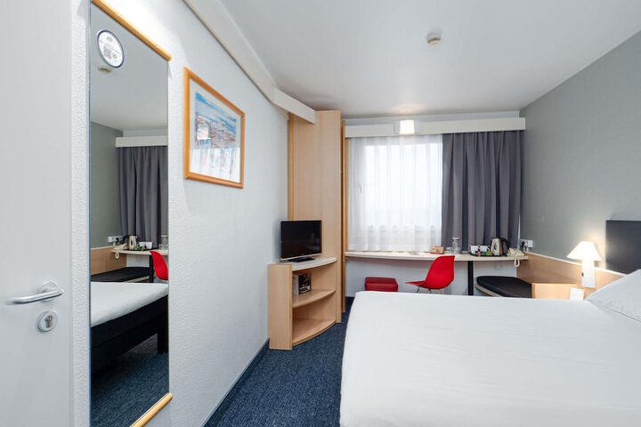 Room 7 of 77
