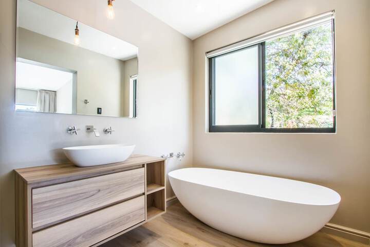 Deep soaking bathtub