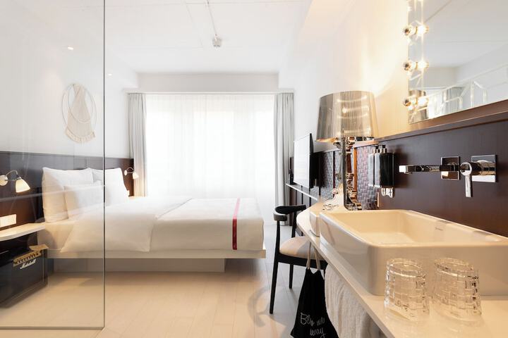 Room 7 of 84