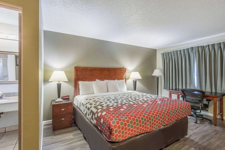 Room 6 of 27