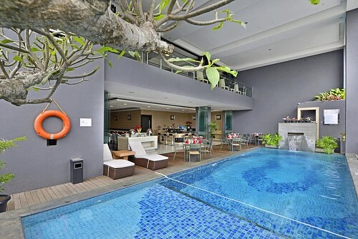 Hotel Pool