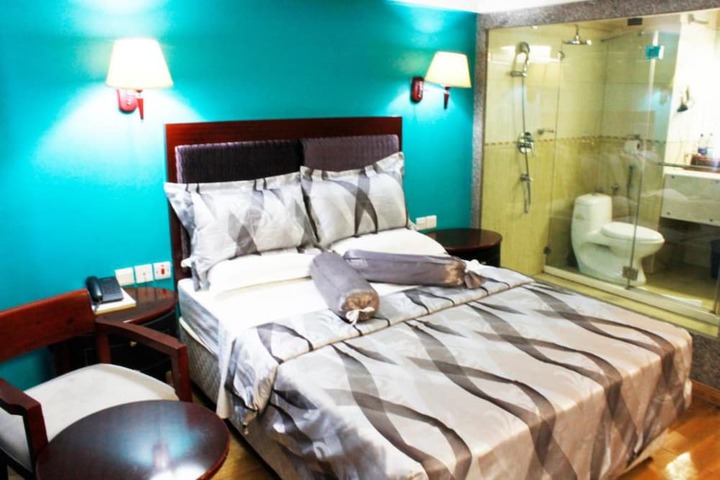 Room 13 of 28