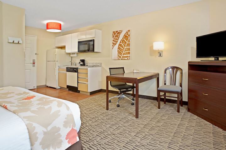 1 Queen Bed (7 of 20)
