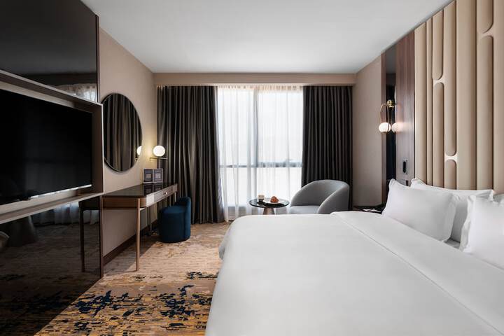 Room 6 of 14