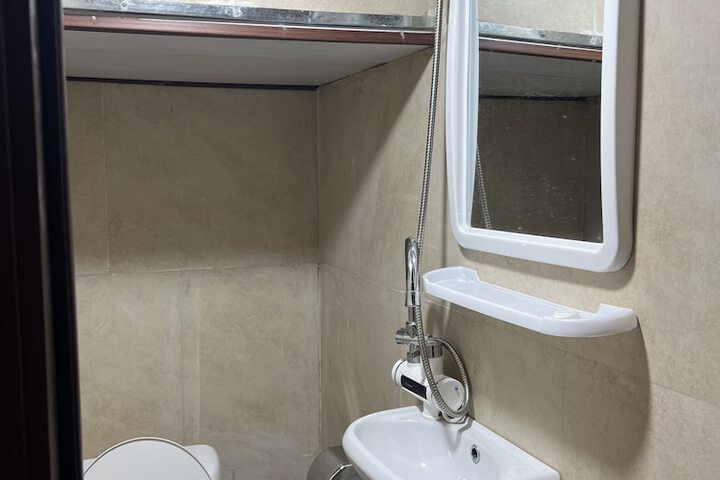Room 5 of 9
