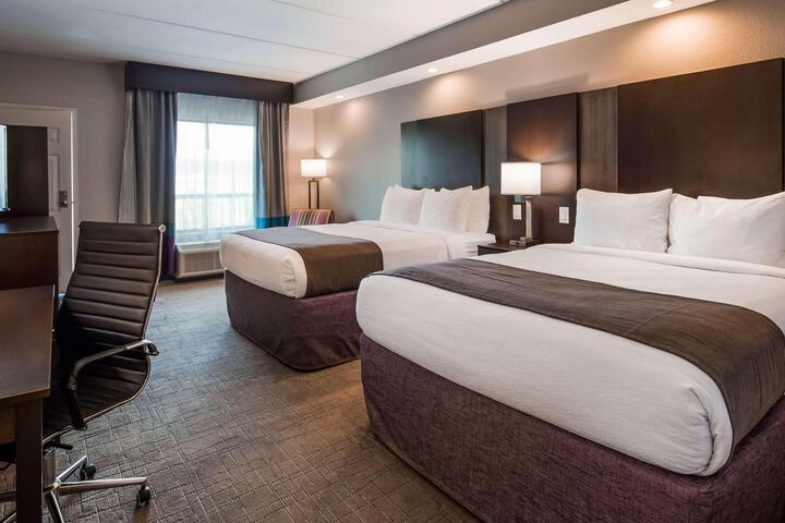 2 Queen Beds Refrigerator, Continental Breakfast (3 of 5)