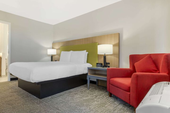 1 Queen Bed (4 of 23)