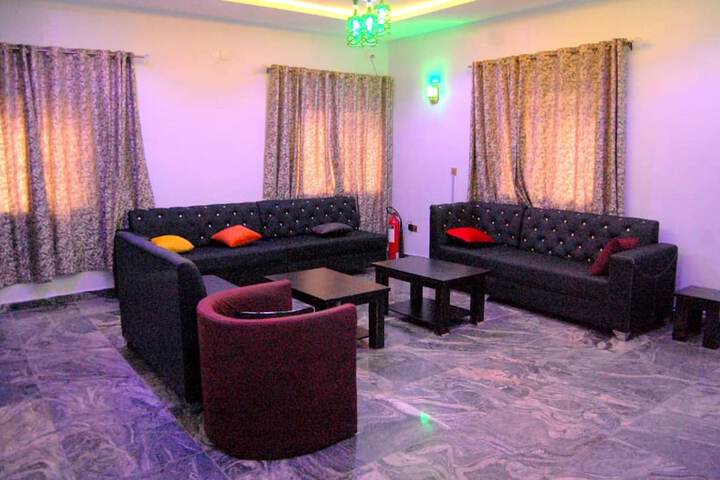 Lounge 18 of 28