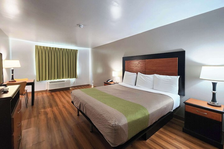 1 King Bed (6 of 15)
