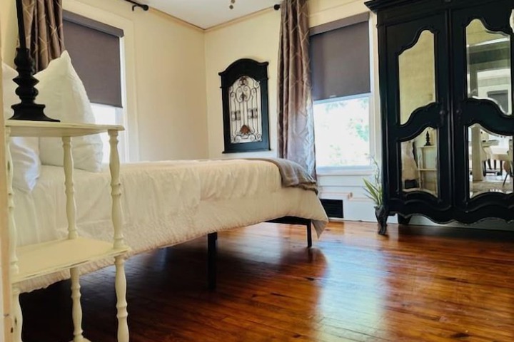 Room 2 of 10