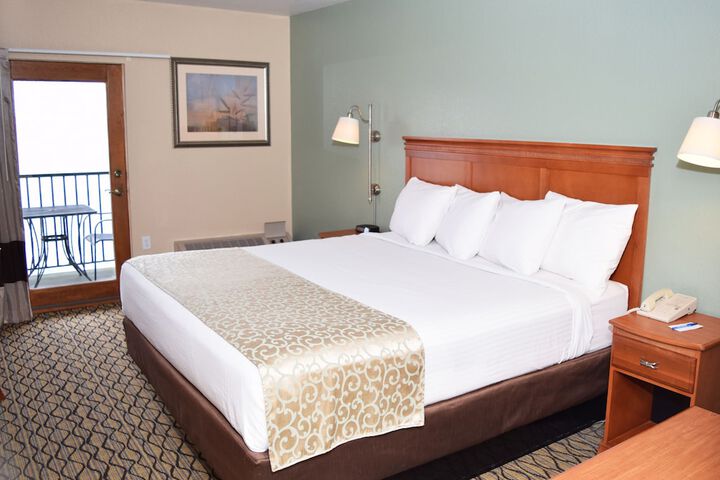 1 King Bed Jetted Tub No Lake View (5 of 16)
