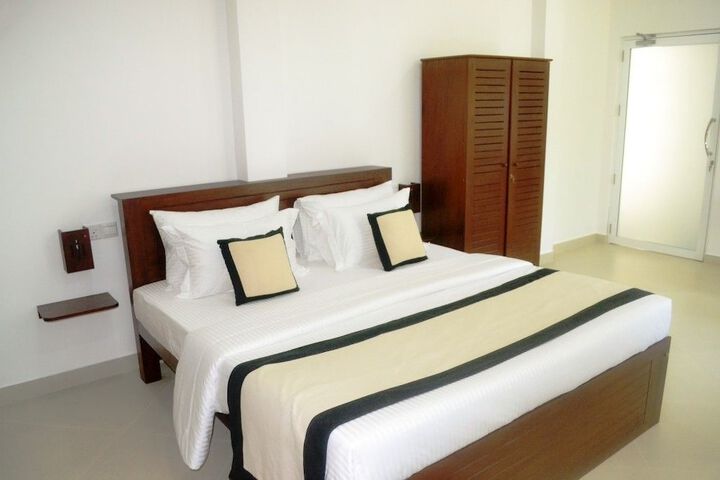 Room 13 of 36
