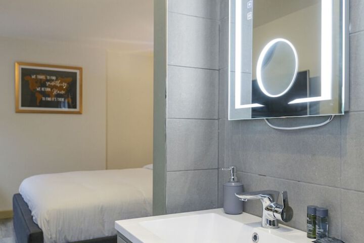 Room 33 of 48