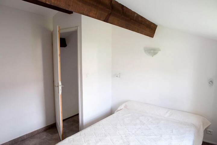 Room 5 of 11
