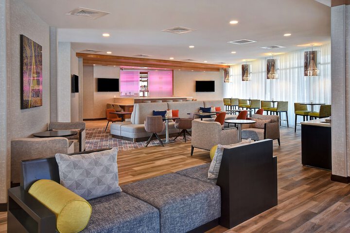 Lounge 52 of 70