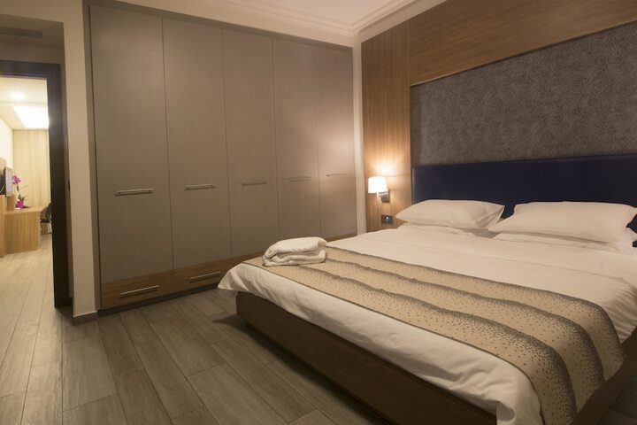 Room 10 of 76