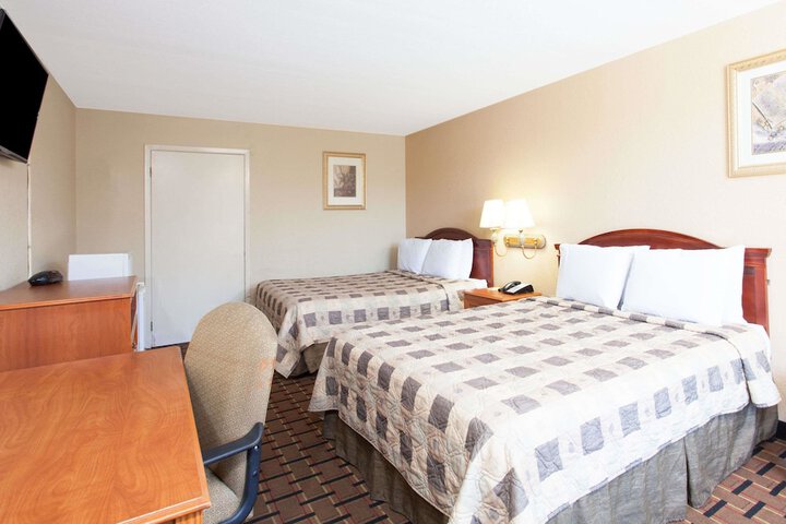 Days Inn Suites By Wyndham Pigeon Forge Pigeon Forge Tn 3206 Pkwy 37863